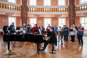 Noten mit Dip präsentiert Abschlusspräsentation der Seniorenchorwoche "Singen ist Leben"